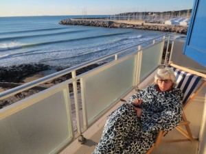 basta un po' di sole e si può stare sul balcone vista mare a leggere